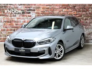 BMW 1-serie 118i M Sport Pakkt Automaat / Live Cockpit Professional / Panoramadak / Sportstoelen / A