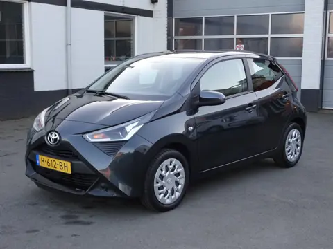Toyota Aygo 1.0 VVT-i x-play Airco, achteruitrij camera, elektrische ramen, centrale vergrendeling, 
