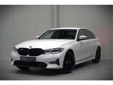 BMW 3-serie 330e eDrive Edition High Executive | Stoelverwarming | Navigatie | Apple Carplay | Parke