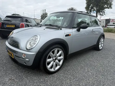 MINI 3-deurs 1.6 Cooper Pepper,Panoramadak,17".Zeer mooi !!! Bak schade !
