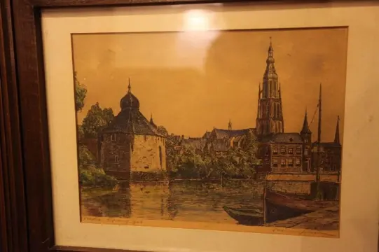 Ingekleurde pentekening achter glas