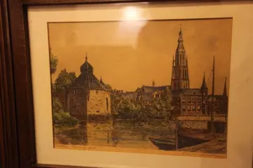 Ingekleurde pentekening achter glas