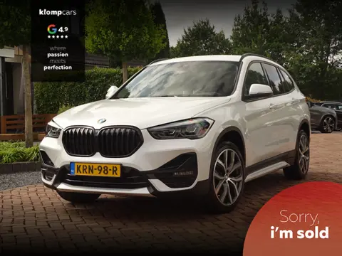 BMW X1 sDrive18i | Handbak | Uniek | PearlWeiss | Leer | Nav | All-black! | Privacy glass