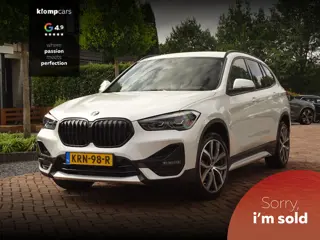 BMW X1 sDrive18i | Handbak | Uniek | PearlWeiss | Leer | Nav | All-black! | Privacy glass