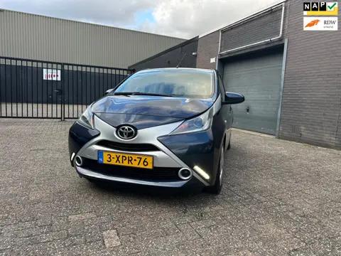 Toyota Aygo 1.0 VVT-i x-play Camera Airco Elek. Pakket 5drs APK NAP.