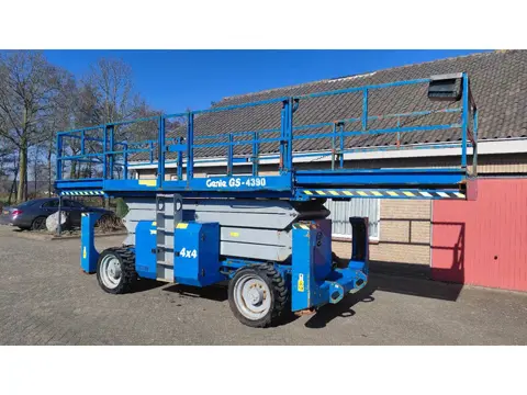 Genie GS-4390 15 meter scissorlift (bj 2011)