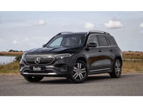 Mercedes-Benz EQB 300 4MATIC AMG Line 67 kWh CARPLAY / CAMERA / SFEERVERLICHTING / LEER / STOELVERWA