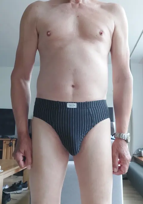 Zoek een vrouw als levende speelpop.