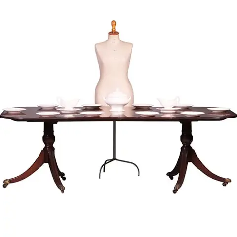 Engelse eetkamertafel waar heel goed armstoelen onder passen max lengte 2,22 m lang ca 1890