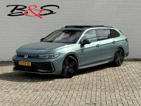 Volkswagen Passat Variant 1.5 eTSI R-Line Panorama Massage stoelen Sfeer verlichting All season band