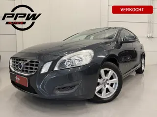Volvo V60 T3 150pk Kinetic NAVI/LEER/TREKHAAK/LED/ECC/CRUISE/HIGH PERF AUDIO/PERFECT ONDERHOUDEN, NE