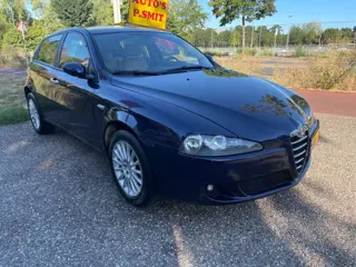 Alfa Romeo 147 1.6 T.Spark Distinctive airco cruise contr leren bekleding
