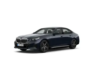 BMW 5 Serie 530e M-Sport | 20" | Trekhaak | Elektrisch verstelbare stoelen | Camera