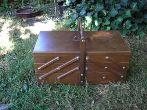 Naaibox - grootmoederstijd, - veel opbergruimte