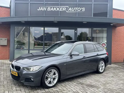 BMW 3 Serie Touring 320i High Executive ✅ M-SPORT ✅ Pano ✅ CarPlay ✅ Leer ✅ Head-up