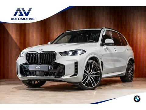 BMW X5 xDrive50e Launch Edition | M-Sport zetels | Panorama | 360 Camera | HUD | H&K | Stoelventilat