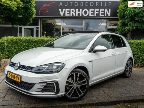 Volkswagen Golf 1.4 TSI PHEV GTE | PANORAMA | KEYLESS | APPLE CARPLAY | STOELVERWARMING | ADAPTIEF |