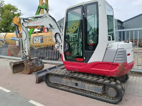 Takeuchi TB 250 5 ton rups graafmachine excavator bagger