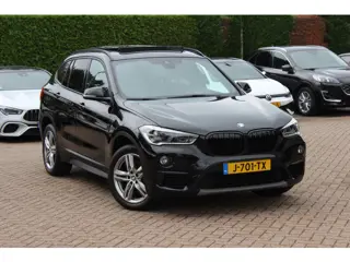 BMW X1 sDrive18i High Executive / Panoramadak / Leder / Head-up / Parkeerhulp V+A / Navigatie / 17''