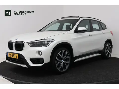 BMW X1 xDrive20i High Executive (PANORAMADAK, HEAD-UP, STOELVERWARMING, TREKHAAK, CAMERA, ELEKTR STO