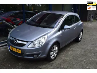 Opel Corsa 1.4-16V Cosmo AUTOMAAT // Climate control, stuur/stoelverwarming, cruise control