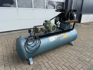 COMPRESSOR 7.5 kW 10 PK 650 L / min 12 Bar Elektrische Zuigercompressor 700 liter ketel