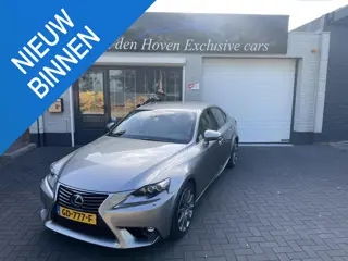 Lexus IS 300h Hybrid Luxury Line Dealer onderhouden.