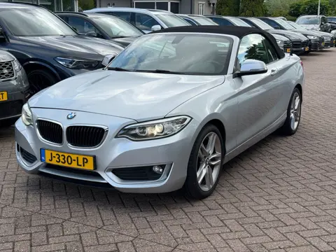 BMW 2 Serie Cabrio 220i Luxury / Trekhaak / Half Leder / Navigatie / Parkeerhulp achter / 17'' / Sto