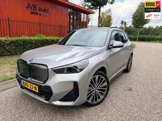 BMW IX1 XDrive30, M-Sport PRO, panorama, trekhaak, H&K, HUD, driving assistant plus