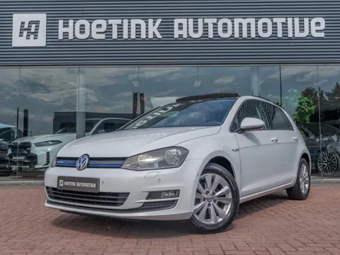 Volkswagen Golf 1.2 TSI Connected Series | Pano | R-Line stoelen | Volledig onderhouden
