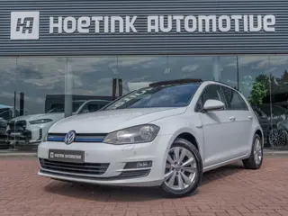 Volkswagen Golf 1.2 TSI Connected Series | Pano | R-Line stoelen | Volledig onderhouden
