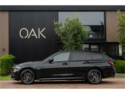 BMW 3 Serie Touring 330e | M-Sport | Live Cockpit | Panorama | Leder | Memory | Head-Up | Trekhaak |