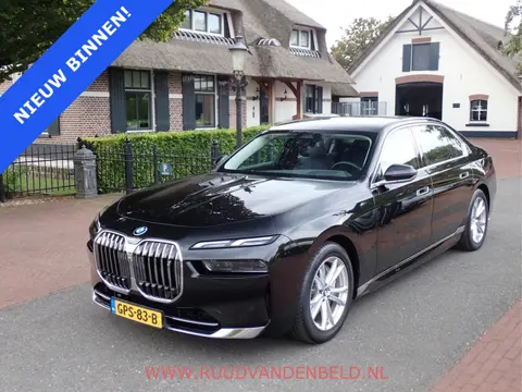 BMW i7 eDrive 106 kWh !! EX BTW 56.100 !! SOH 94% / HEAD-UP / SOFT-CLOSE / ACTIVE-STEERING / 360*