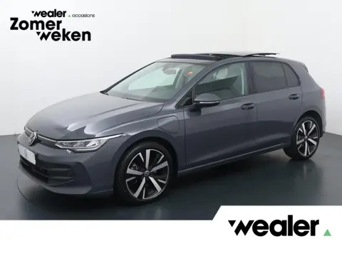 Volkswagen Golf 1.5 eHybrid Life Edition | 204 PK | SoH % | Panoramadak | Achteruitrijcamera | Stoel
