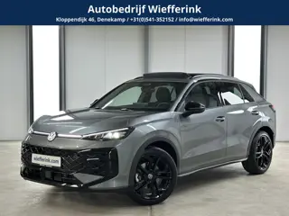 Volkswagen T-Roc 1.5 eTsi R-Line First Edition | H&K | Trekhaak | Pano | Black-style | Licht-pakket 