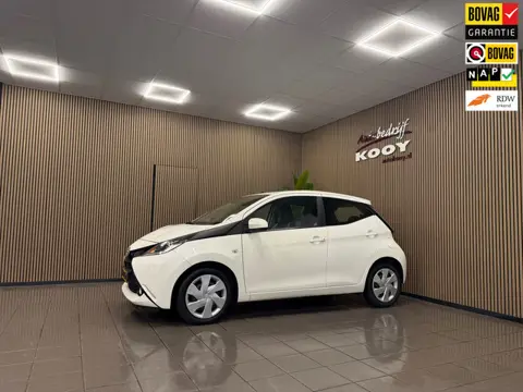 Toyota Aygo 1.0 VVT-i x-play * Navigatie / Camera / Airco / 5 Deurs / NL Auto *