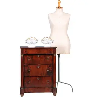 Opvallend kleine fraaie Hollandse Empire commode met 4 laden en 2 zuilen ca 1810