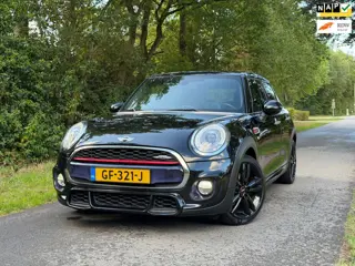 Mini 5-Deurs 1.5 Cooper | JCW Uitvoering + Head-Up + Keyless Nu € 10.975,-!!!