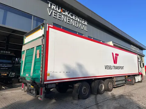 Schmitz Cargobull SKO 24 met laadklep (bj 2006)