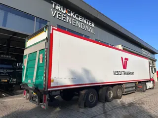 Schmitz Cargobull SKO 24 met laadklep (bj 2006)