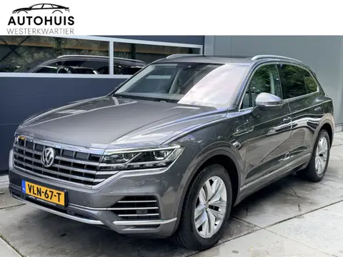 Volkswagen Touareg 3.0TDI 230pk 4-Motion Grijs Kenteken Luchtvering Trekhaak Matrix Leder Camera Pan
