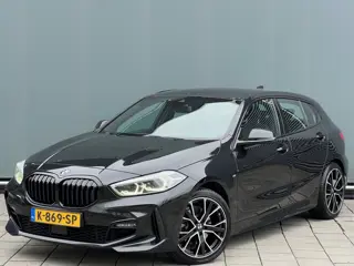 BMW 1-serie BWJ 2021 | 118i 136PK High Ex. AUTOMAAT | LEER | M-PAKKET | CLIMA | NAVI | SPORTSTOELEN 