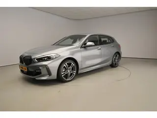 BMW 1 Serie 5-deurs 118i | M-Sportpakket | LED | Navigatie | Active cruise | Stoelverwarming | Sport