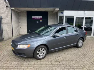 Volvo S80 2.5 T Momentum / NIEUW MODELJAAR / LEDER / NAVI / TREKHAAK / ALU VELGEN