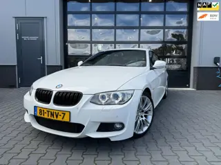 BMW 3-serie Coupé 320i Business Line Sport, M-PAKKET en sportstoelen.