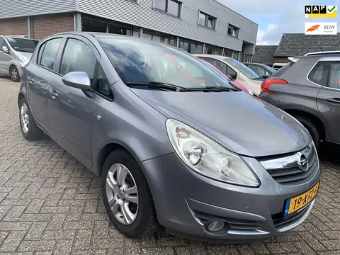 Opel Corsa 1.4-16V Enjoy 2009 € 2.250,- AIRCO-CRUISE- 1 JR. APK ZO MEE