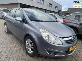 Opel Corsa 1.4-16V Enjoy 2009 € 2.250,- AIRCO-CRUISE- 1 JR. APK ZO MEE