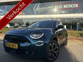 Fiat 600E La Prima 54 kWh Achteruitrijcamera - Airco - Apple carplay - Parkeersensoren - Navigatie -