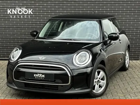 MINI Hatchback Cooper Essential Automaat 3 deurs / Navigatiesysteem / Climate Control / Parkeersenso