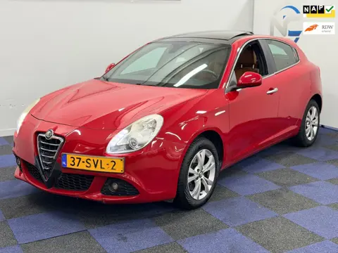 Alfa Romeo Giulietta 1.4 T Distinctive / PANORAMADAK / RIJDT SCHAKELT GOED / NAVI-MULTIEMEDIA